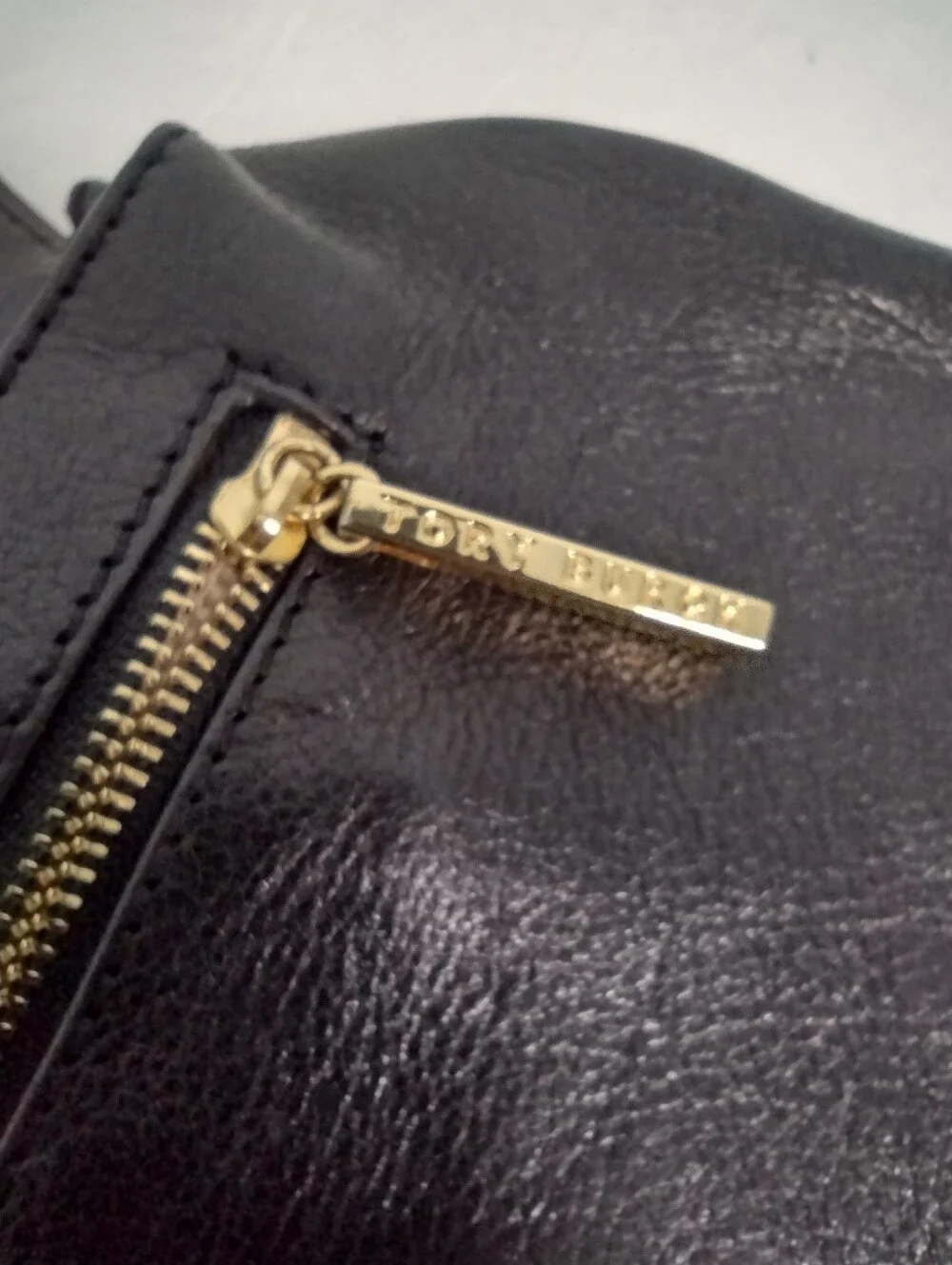 Tory Burch Reva Clutch Bag Black Pebbled Leather Gold Medallion Indie Sleaze